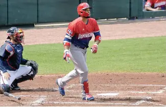  ?? FE ?? Robinso Canó sigue el trayecto de su jonrón conectado ayer ante los Bravos de Atlanta.