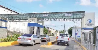  ?? RICARDO FLETE ?? Un autobús con empleados de una zona franca fue asaltado ayer.