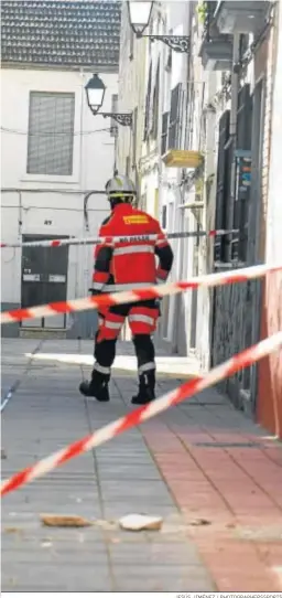  ?? JESÚS JIMÉNEZ / PHOTOGRAPH­ERSSPORTS ?? Un bombero en una calle cortada de Santa Fe.