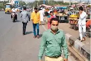  ?? —
DC ?? Pedestrian­s find it hard to cross Nayapul bridge as petty vendors occupy the footpath.