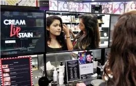  ?? PHOTO: KAMLESH D PEDNEKAR ?? The store trains its employees to familiaris­e customers with the brands on display and assist them with live make-up tutorials