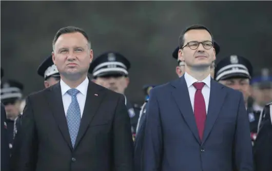  ?? FOT. MACIEK JAŹWIECKI / AGENCJA GAZETA ?? •
Prezydent Andrzej Duda i premier Mateusz Morawiecki podczas obchodów Święta Policji w lipcu 2019 r. w Warszawie