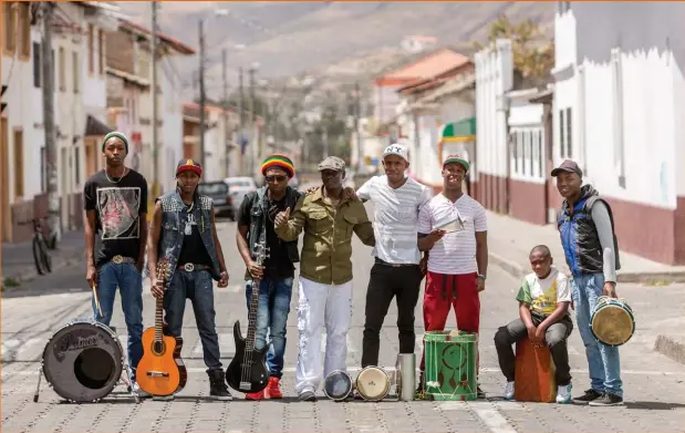  ??  ?? Carlos Gonzalón y su conjunto, los Genuinos del Ritmo. / Carlos Gonzalón and his band, los Genuinos del Ritmo (The Genuine Rhythm-keepers).