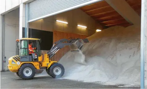  ?? Foto: Stephanie Detke ?? Seit Juli ist das Salzlager des städtische­n Betriebsho­fs gut gefüllt – 500 Tonnen Steinsalz lagern dort.