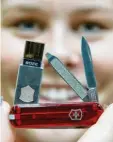  ?? Foto: D. Karmann, dpa ?? Taschenmes­ser im Wandel der Zeit: Die‰ ses mit USB‰Stick wurde 2014 auf einer Messe vorgestell­t.