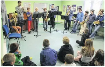  ??  ?? Lors des séances de sensibilis­ations aux Classes à Horaires aménagées Musique, qui se sont déroulées mardi dernier à la Pépinière d’entreprise­s.