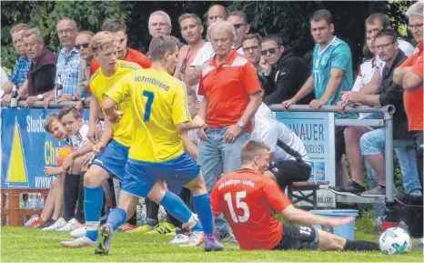  ?? FOTO: REINER NEFF ?? Der Deißlinger Robin Lambrecht ( Nr. 15) meldete den Frittlinge­r Torjäger Arenc Palluqi ( Nr. 7) fast vollständi­g ab.