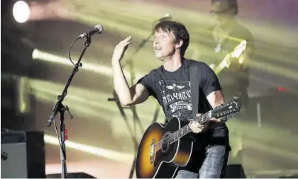  ?? JOSÉ IRÚN ?? El cantante James Blunt, durante un concierto en Barcelona en el año 2018.