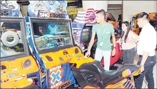  ??  ?? LoYAC trainees in an arcade facility learning to operate games.