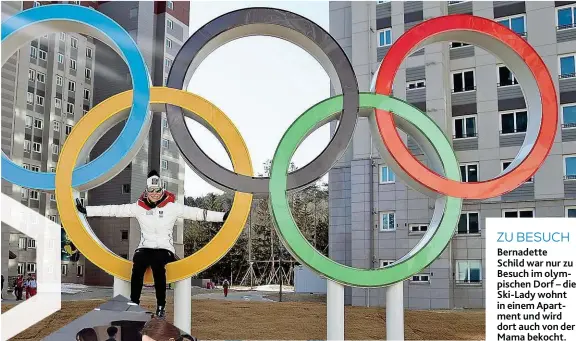  ??  ?? ZU BESUCH Bernadette Schild war nur zu Besuch im olympische­n Dorf – die Ski- Lady wohnt in einem Apartment und wird dort auch von der Mama bekocht.