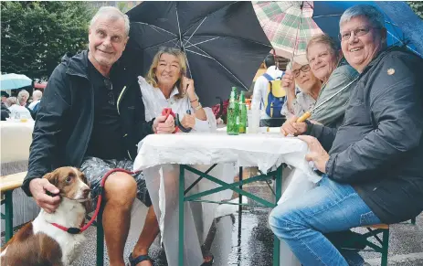  ?? FOTO: ULRICA ANDERSSON ?? GLADA. Surströmmi­ngsfantast­er och sundbyberg­are (även hunden Tikka): Lasse och Agneta Lundwall, Ann Cristin och Rolf Eriksson samt Bo Haglund. Bilden är från förra årets regniga fest.