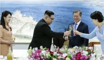  ?? © epaefe ?? Kim Jongun met de ZuidKoreaa­nse first lady Kim Jungsook. Links de NoordKorea­anse first lady Ri Solju. toost