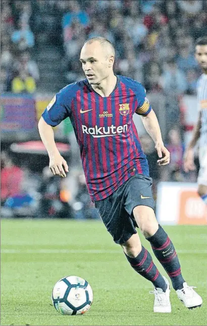  ??  ?? Iniesta conduce el balón con su elegancia tradiciona­l en el partido de ayer en el Camp Nou