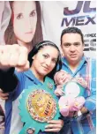  ?? /ARCHIVO ?? Esmeralda Moreno, con su bebita, es una de las mexicanas campeonas de box.