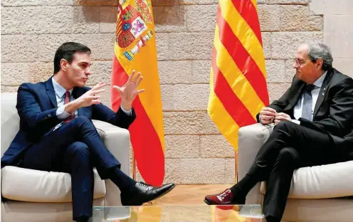  ?? Foto: AFP/Lluis Gene ?? Ausgang offen: Spaniens Ministerpr­äsident Pedro Sánchez (l.) und Katalonien­s Präsident Quim Torra sind wieder im Gespräch.