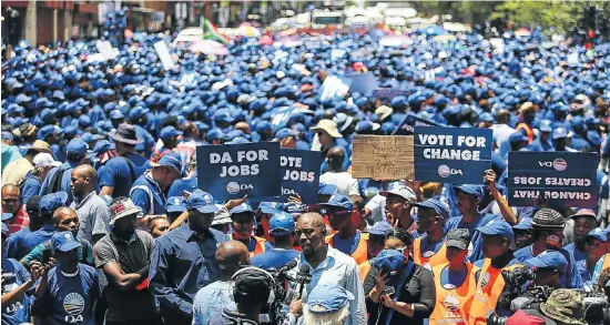  ?? Picture: MOELETSI MABE ?? BLACK AND BLUE: DA members and party leader Mmusi Maimane march through the Johannesbu­rg CBD demanding job creation from the government. But black support for the party has shrunk in reaction to the Zille tweets saga