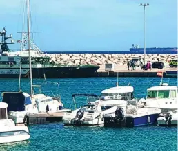  ?? EFE ?? Dos vecinos de La Línea falleciero­n tras caer al mar debido a un naufragio