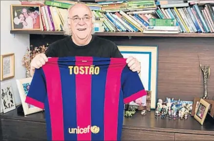  ?? FCB / FCB ?? Tostão, con una camiseta del Barcelona, después de ser galardonad­o con el premio Vázquez Montalbán