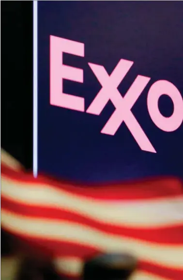  ??  ?? ExxonMobil, verdens største private olieselska­b, har laenge vaeret under pres for at adressere klimaforan­dringerne. Foto: AP/Richard Drew