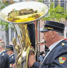  ?? FOTO: ROLAND RAY ?? „Am Himmel hoch, die Sonne glänzt“: Das Kinderfest­lied darf zum Heimatfest bei keinem Auftritt der Stadtkapel­le Laupheim fehlen. Laut soll der Jubel schallen!