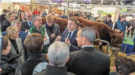  ?? | PHOTO : MATHIEU PATTIER, OUEST FRANCE ?? Malgré le chaos, Emmanuel Macron a pu aller à la rencontre de producteur­s et éleveurs .
