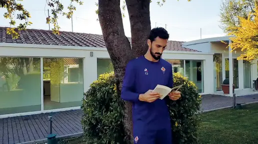  ?? (foto tratta dal video di Violachann­el) ?? Il capitano della Fiorentina Davide Astori mentre legge un brano del «Diario» di Anna Frank