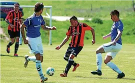  ?? FOTO: PETER HANSEN ?? Eintracht Wickersted­t (in Rot) verlor das Heimspiel am gestrigen Sonntag gegen die SG Oberweißba­ch mit :.