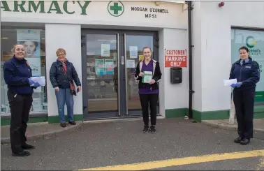  ?? LEFT: Joe Hanley Photo by Photo by Domnick Walsh ?? Garda Mary Gardiner and Garda Eilish Cronin come to the help of the local residents to collect their medicines and groceries on Thursday from Ellie Stuart from O’Connell’s Pharmacy, Brendan’s Park, and also collecting her medicine Catherine Command.
RIGHT:
Garda Mary Gardiner of Tralee Garda Station stops to talk to 91-yearold Eileen Nolan from Tralee.