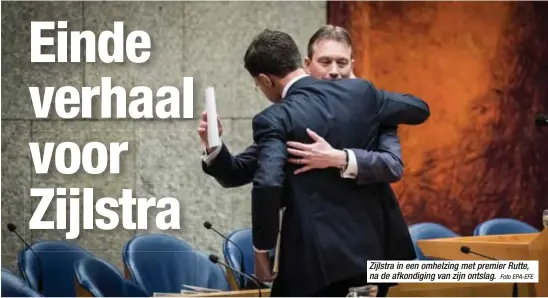  ?? Foto EPA-EFE ?? Zijlstra in een omhelzing met premier Rutte, na de afkondigin­g van zijn ontslag.