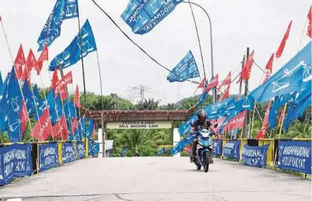  ?? BERNAMA PIC ?? Pakatan Harapan and Barisan Nasional flags on a bridge in Rantau.