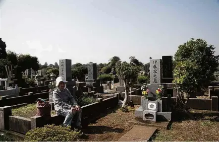  ?? Ko Sasaki/The New York Times ?? A japonesa Chieko Ito, 91, no túmulo de sua família em Tokiwadair­a, subúrbio na região metropolit­ana de Tóquio