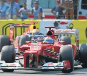  ?? AFP ?? Fernando Alonso, por delante de Sebastian Vettel tras rebasarlo.