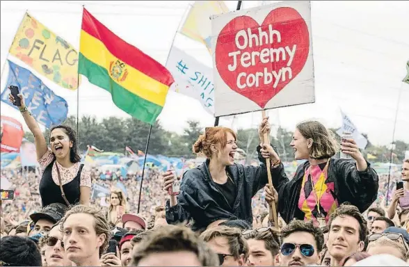  ?? MATT CARDY / GETTY ?? Miles de jóvenes escuchan con atención y vitorean al líder laborista Jeremy Corbyn en uno de los escenarios del festival rock de Glastonbur­y