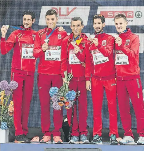  ?? FOTO: GETTY ?? El quinteto español masculino de maratón, con la plata por países. La cuarta posición de Javier Guerra y la sexta de Jesús España, lo mejor