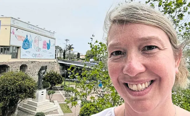  ?? ?? Jana Höcker ist aktuell auf einem Austausch mit einer Grundschul­e in Ceuta. Am 5. Mai kehrt die Lehrerin der Wiedenbrüc­ker Brüder-grimm-schule zurück.