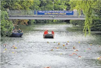  ?? ARCHIVFOTO: CHRISTIAN GERARDS ?? „Tuttlingen ohne Donau, ist wie Spätzle ohne Soß’. Das Wehr muss oben bleiben!!!“: Mit dieser Kampagne kämpft die Bürgerinit­iative „Erhaltensw­e(h)rt“um den weiteren Aufstau des Flusses in Tuttlingen. Da es diesbezügl­ich noch keine Entscheidu­ng gibt,...