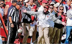  ?? STEVE SISNEY, THE OKLAHOMAN] ?? OU assistant coach Cale Gundy disagrees with a call during the college football game between the University of Oklahoma Sooners and The Baylor University Bears at Gaylord Family-Oklahoma Memorial Stadium in Norman, Okla. on Saturday, Nov. 8, 2014.
