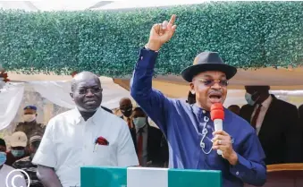  ??  ?? Governor Okezie Ikpeazu of Abia State (left) with his Akwa Ibom State counterpar­t, Governor Udom Emmanuel at the commission­ing of the 9.3km Umueje-Osokwa-Omoba Road built by the Ikpeazu administra­tion