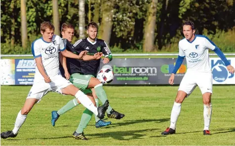  ?? Foto: Szilvia Izsó ?? Nach dem Tor der Horgauer fand der SV Donaumünst­er Erlingshof­en (in Weiß) wieder zu seiner Form und drehte das Spiel noch zum 2:1 Sieg.