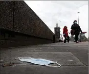  ?? FRANK AUGSTEIN / ASSOCIATED PRESS ?? Amask on the pavement near the entrance of a hospital onWestmins­ter Bridge in London, Wednesday. Reports say that pressure on theNHS is rising.