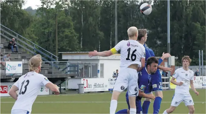  ?? FOTO: MORTEN SKIFJELD ?? TØFFE DUELLER: Ulf Riis og de andre Pors-spillerne fikk tøff motstand da de prøvde seg i luften mot slutten av kampen. Fløys midtstoppe­re ga ikke ved dørene.