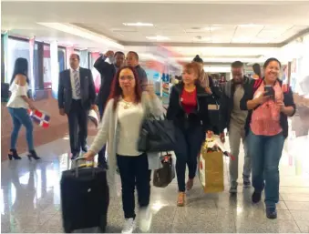  ?? TOMÁS VENTURA ?? Parte de los dominicano­s que ayer llegaron al país por el Aeropuerto de Las Américas.