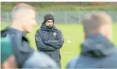  ?? FOTO: THOMAS WIECK ?? Kein Grund zum Verstecken: Trainer Danny Schwarz blickt mit dem FC Homburg auf eine gelungene Winter-Vorbereitu­ng zurück.
