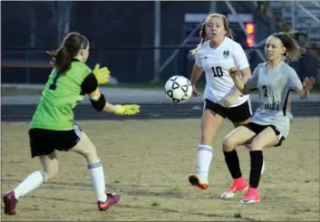  ?? Jeremy Stewart / RN-T ?? Pepperell’s Presley Allen (10) and Coosa’s Emily Martin (3) watch as Pepperell goalkeeper Breanna Culpepper comes up to secure the ball during a Region 7-AA soccer match Friday at Pepperell High School.