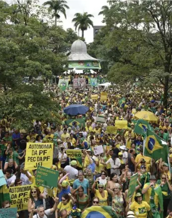 ?? DOUGLAS MAGNO/AFP/GETTY IMAGES ?? Demonstrat­ors protest against Brazilian President Dilma Rousseff in Belo Horizonte, Brazil.