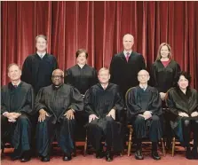  ?? AP ?? Washington.
I nove giudici della Corte Suprema. Al centro il presidente John Roberts