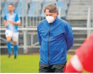  ?? MIGUEL ÁNGEL GONZÁLEZ ?? Esteban Vigo, cabizbajo y pensativo en un momento del partido contra el Xerez DFC.