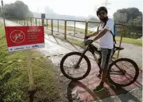  ?? Rivaldo Gomes/folhapress ?? O farmacêuti­co Jeferson dos Reis Silva, que utiliza o trecho interrompi­do da ciclovia