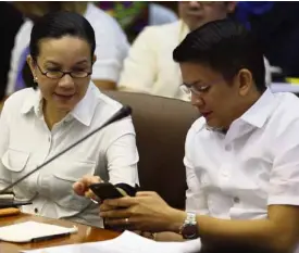  ?? INQUIRER PHOTO ?? GRACE-CHIZ TANDEM The tandem of Senators Grace Poe and Chiz Escudero for the 2016 presidenti­al election increasing­ly appears to be a go after Poe told Interior Secretary Mar Roxas, standardbe­arer of the ruling Liberal Party, not to wait for her to...