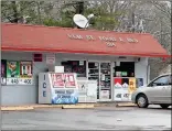  ?? Photos by Doug Walker,
Rome News-Tribune ?? BOTTOM: This convenienc­e store at 204 Elm Street was open Wednesday, the day after clerk Parthey Patel was shot in the torso during an armed robbery Tuesday night. The shooter, Lamar Rashad Nicholson, was later captured by Sheriff’s deputies and faces...